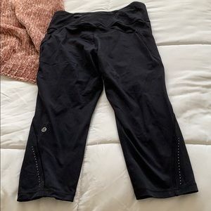 Lululemon cropped work out pants